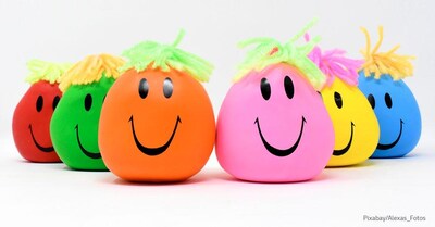 Auf einem beigen Hintergrund sind 3 Produkte des Online-Fotoservice Pixum abgebildet: Links  ein Fotobuch mit Bildern vom Strand, rechts oben ein Paar mit Sonnenhüten, rechts unten eine Foto-Leinwand mit einem Dorf auf einer griechischen Insel. Alle Texte sind in französischer Sprache, weil dieses Print-Mailing-Motiv im internationalen Marketing für Frankreich bestimmt ist.