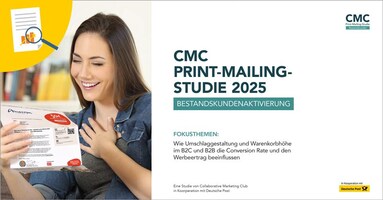 Das Foto auf der linken Seite des Bildes zeigt eine junge Frau mit langen braunen Haaren, die einen Werbebrief in der Hand hält und sich darüber freut. Die rechte Seite zeigt den Titel und die Fokusthemen der CMC Print-Mailing-Studie 2025.