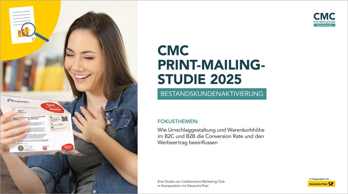 Das Foto auf der linken Seite des Bildes zeigt eine junge Frau mit langen braunen Haaren, die einen Werbebrief in der Hand hält und sich darüber freut. Die rechte Seite zeigt den Titel und die Fokusthemen der CMC Print-Mailing-Studie 2025.