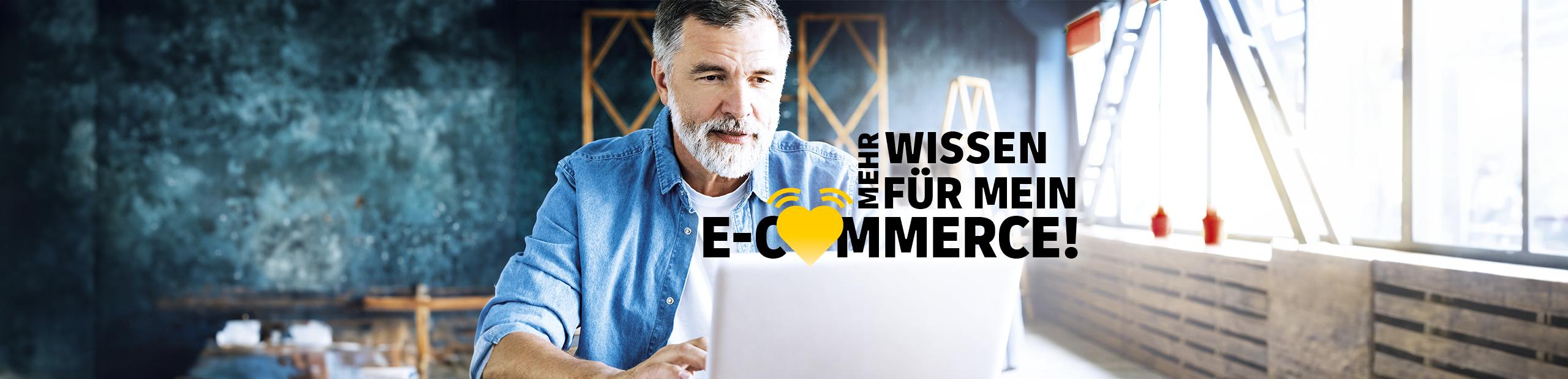 Ein Mann sitzt vor seinem Laptop. Dadrüber ein Schriftzug der sagt "Mehr Wissen für mein E-Commerce"