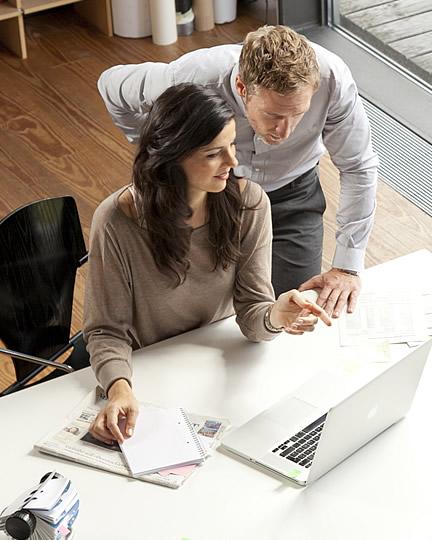 Frau und Mann vor Laptop