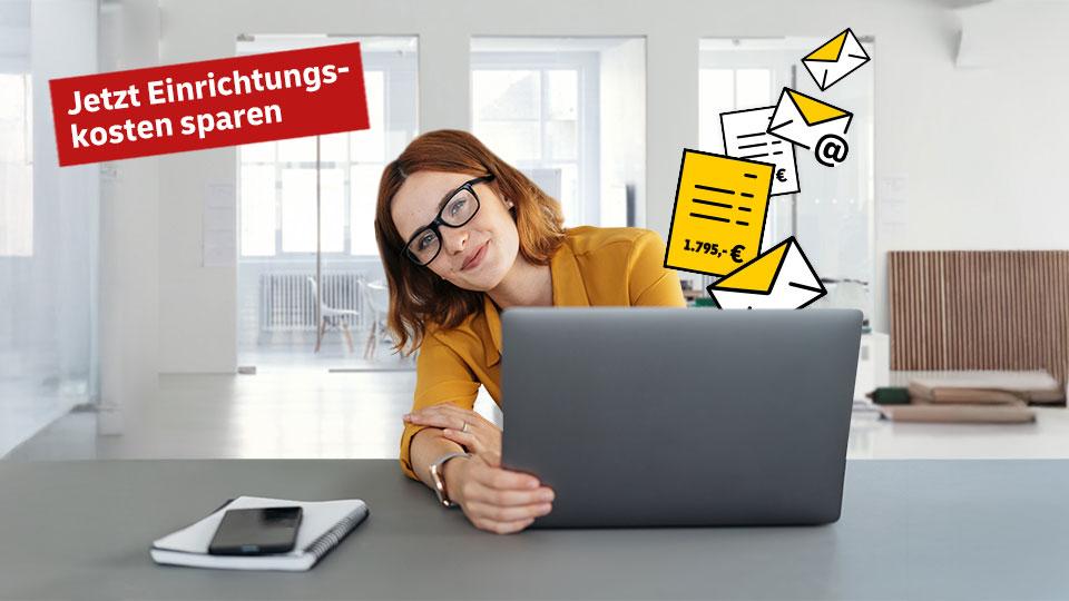 Eine Frau an einem Laptop, daneben der Hinweis "Jetzt Einrichtungskosten sparen"