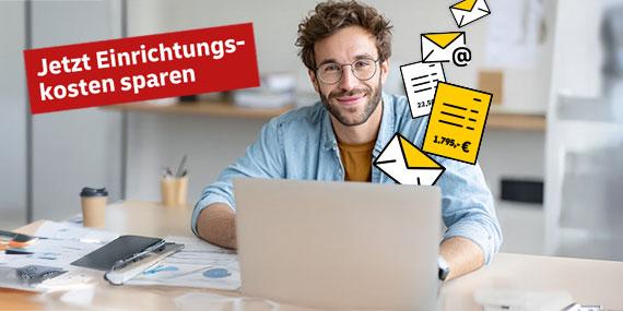 Ein Mann an einem Laptop, daneben der Hinweis "Jetzt Einrichtungskosten sparen"