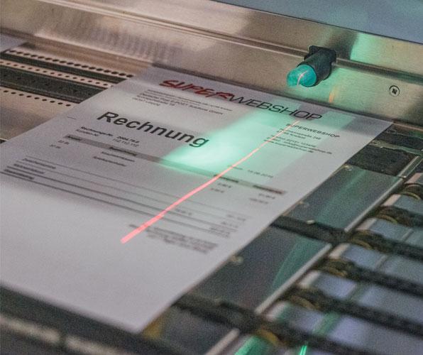 Modernes Scan-Gerät der Deutschen Post liest Dokumente ein