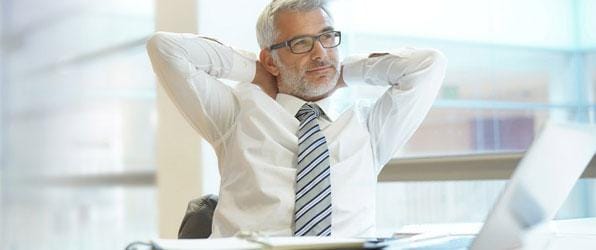 Der starke Partner für Kundemailings Mann mittleren Alters sitzt entspannt am Schreibtisch