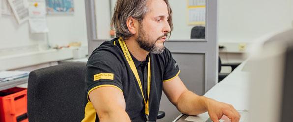 Deutsche-Post-Mitarbeiter im Video-Chat mit einem Kunden