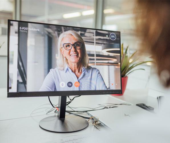 Mitarbeiterin der Deutschen Post im Video-Beratungsgespräch mit Kundin