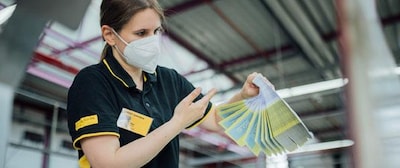 Mitarbeiterin der Deutschen Post sorgt für perfekte Ergebnisse