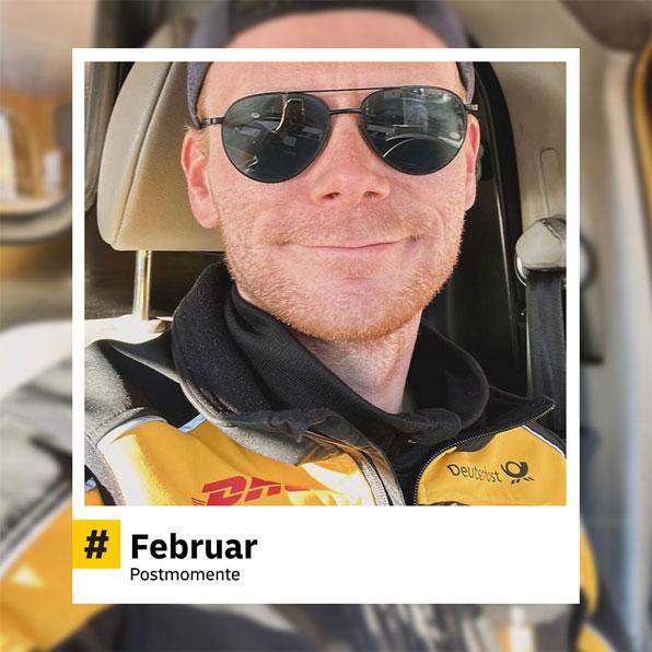 Selbstporträt eines gut gelaunten Postmitarbeiters mit Sonnenbrille im Auto. Trägt eine gelbe Postjacke. Hashtag im Bild: „#Februar – Postmomente“.
