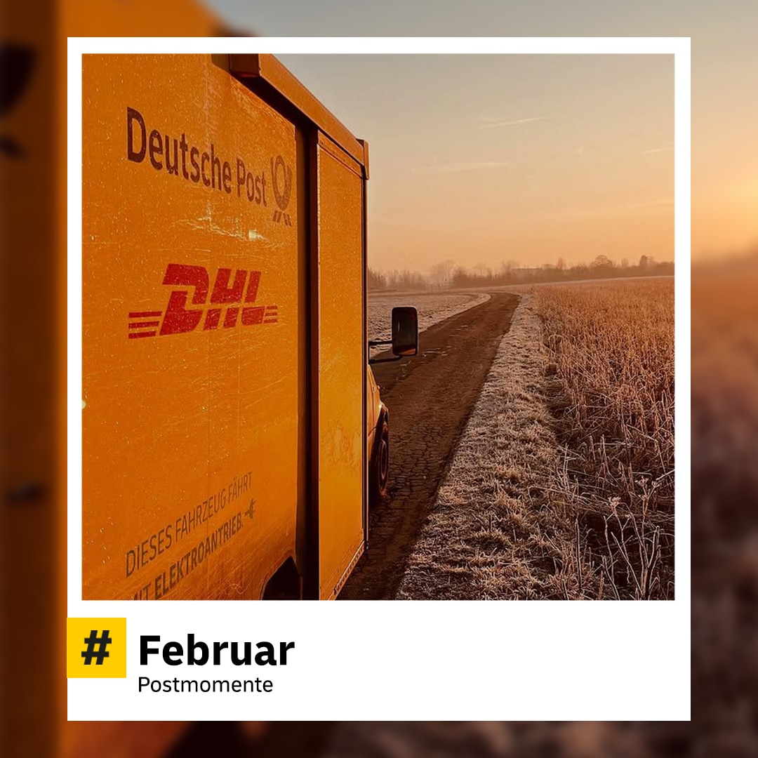DHL-Zustellfahrzeug der Deutschen Post fährt auf einem schmalen Landweg in frostiger Morgendämmerung. Felder sind mit Reif bedeckt, die Sonne geht gerade auf. Hashtag: „#Februar – Postmomente“.