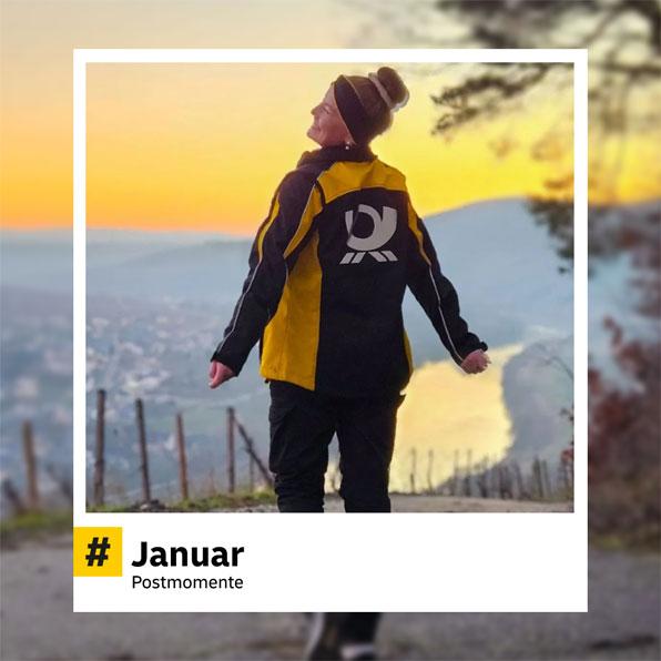 Postzusteller:in steht auf einem Weinberg bei Sonnenuntergang und blickt in die Ferne. Trägt eine gelb-schwarze Postjacke mit großem Posthorn-Logo auf dem Rücken. Hashtag im Bild: „#Januar – Postmomente“.