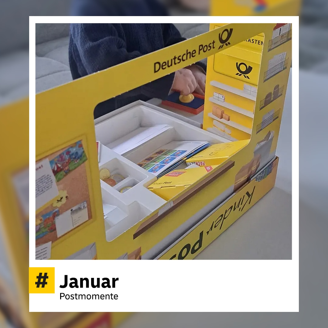 Gelbes Kinder-Postspielset mit Spielbriefmarken, Postkarten, Stempeln und Sortierfächern. Im Hintergrund eine Person auf einem Sofa. Hashtag im Bild: „#Januar – Postmomente“.