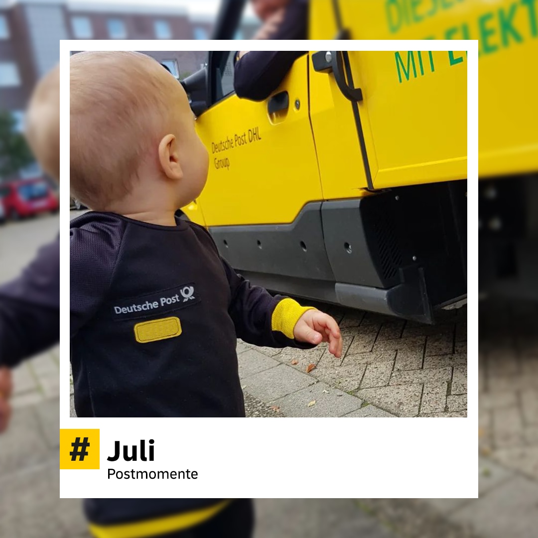 Kleinkind mit DHL-Outfit steht neugierig vor einem gelben Lieferwagen der Deutschen Post. Szene wirkt wie ein „Mini-Zusteller“-Moment. Hashtag: „#Juli – Postmomente“.