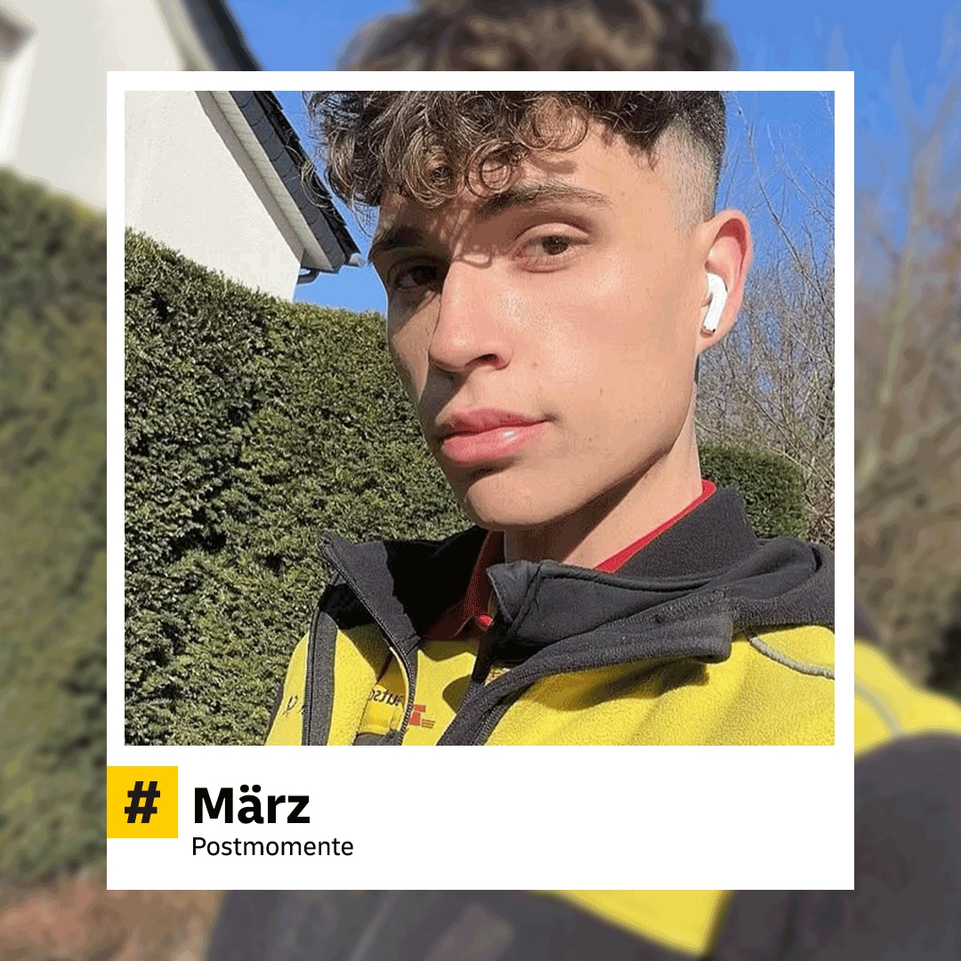 Junger Postzusteller in gelb-schwarzer Dienstkleidung macht ein Selfie bei Sonnenschein.  Im Hintergrund ein Haus, eine dichte Hecke und blauer Himmel. Text im Bild: „# März – Postmomente“.
