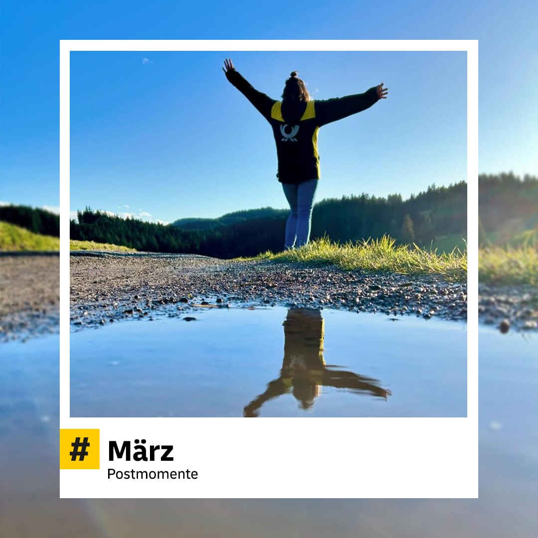 Person in gelber Postkleidung steht mit ausgestreckten Armen vor einem Bergsee, in dem sich ihre Silhouette spiegelt. Im Hintergrund Wälder und Berge. Hashtag: „#März – Postmomente“.