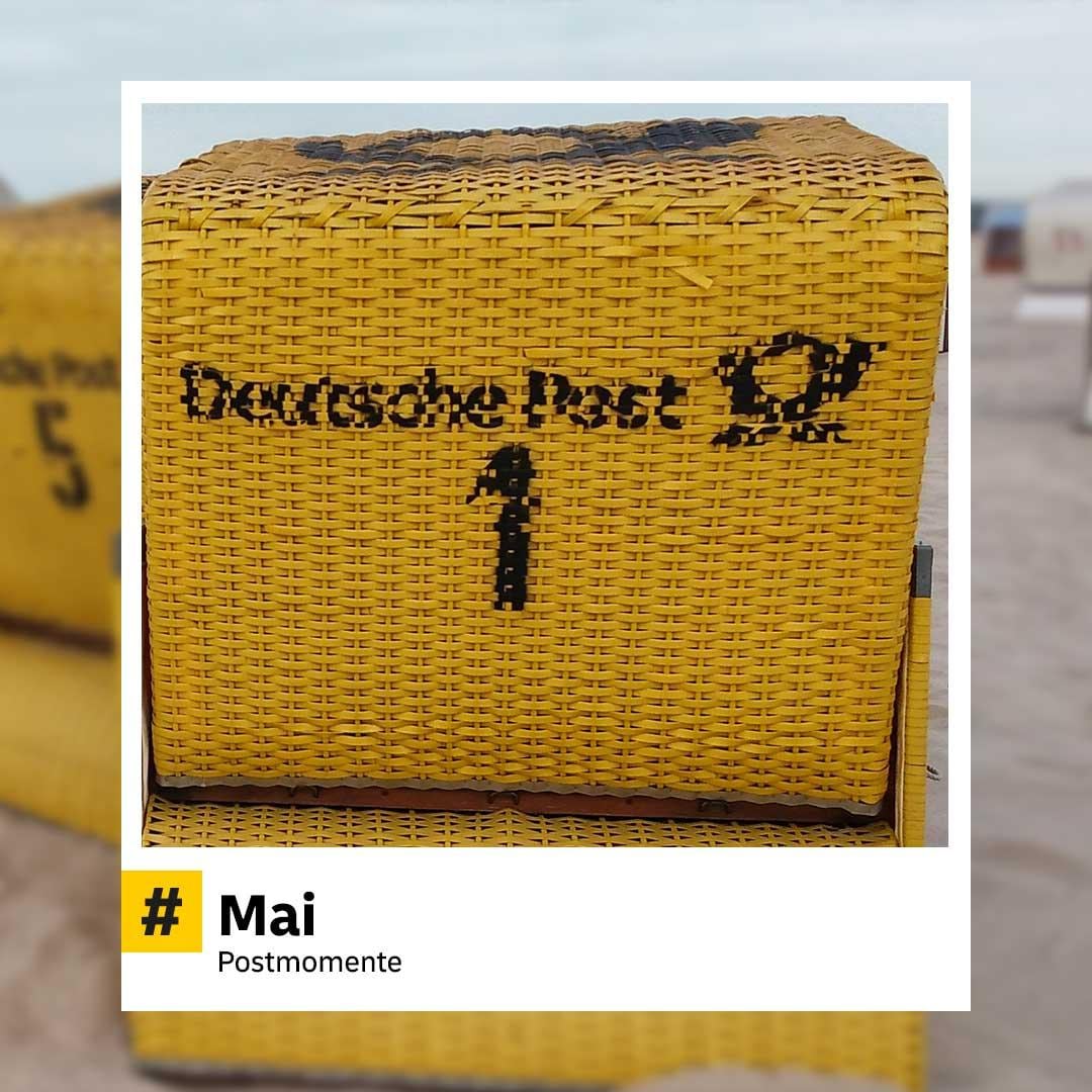 Alte gelbe Briefbox mit schwarzem Post-Logo und der Zahl 1. Nahaufnahme eines historischen Postelements. Hashtag: „#Mai – Postmomente“.