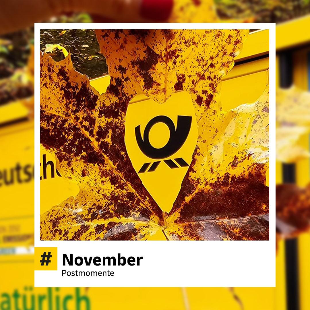 Herbstblatt mit ausgeschnittenem Posthorn-Logo liegt vor der Scheibe eines gelben DHL-Fahrzeugs. Durch das Blatt scheint das Logo hindurch. Hashtag: „#November – Postmomente“.