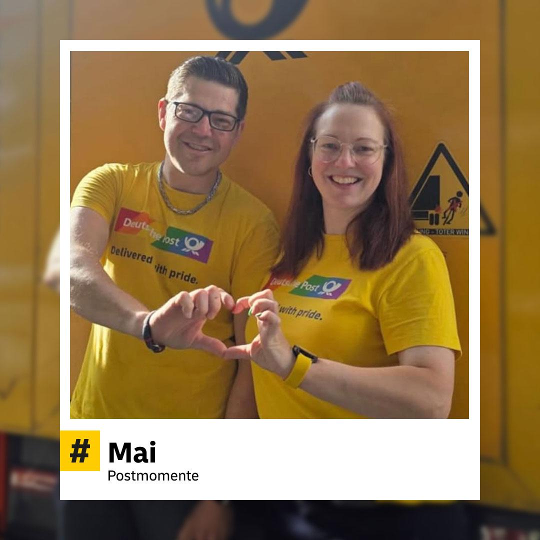 Zwei Mitarbeitende der Deutschen Post stehen vor einem gelben Zustellfahrzeug und formen gemeinsam ein Herz mit ihren Händen. Sie tragen gelbe T-Shirts mit Regenbogen-Logo und dem Text „Delivered with pride.“ Im Hintergrund ist das Posthorn-Logo zu sehen. Bildtext: „#Mai – Postmomente“.
