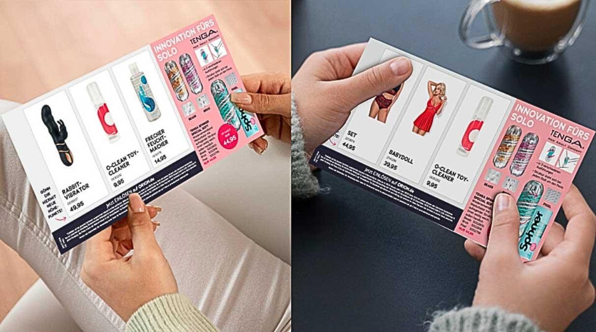 Abgebildet sind von links nach rechts zwei verschiedene Varianten des Print-Mailings von Orion Versand: Gleich sind jeweils Felder mit der Abbildung eines Spitzen-Korsetts, von Vibratoren und mit dem Angebot 15 %. Die Vorschläge einzelner Produkte in kleineren Kacheln unterscheiden sich.