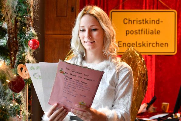 Engel mit Briefen an das Christkind