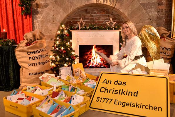 Engel vor Kamin mit Adresse an das Christkind