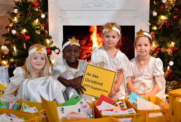 Kinder-Engel vor Kamin mit Adresse an das Christkind