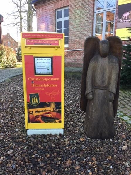 Briefkasten neben Statue des Christkinds