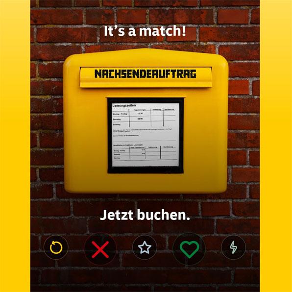 Gelber Briefkasten an einer roten Ziegelwand mit eingeblendetem Text: „It’s a match! Jetzt buchen.“ Symbolisiert die Funktion des Nachsendeauftrags.