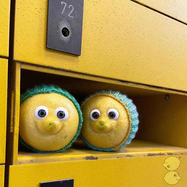 Zwei gelbe Filzfiguren mit Kulleraugen schauen aus einem offenen Postfach. Humorvoller, verspielter Ton.