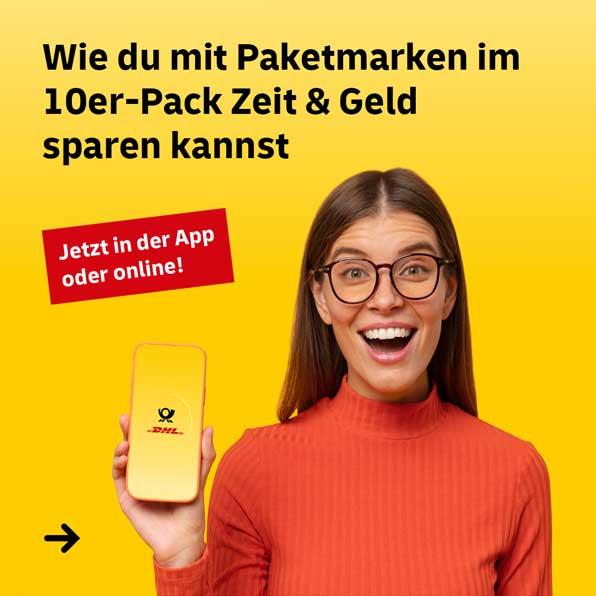 Frau in rotem Pullover hält ihr Smartphone mit der Post & DHL App in die Kamera. Text: „Wie du mit Paketmarken im 10er-Pack Zeit & Geld sparen kannst.“