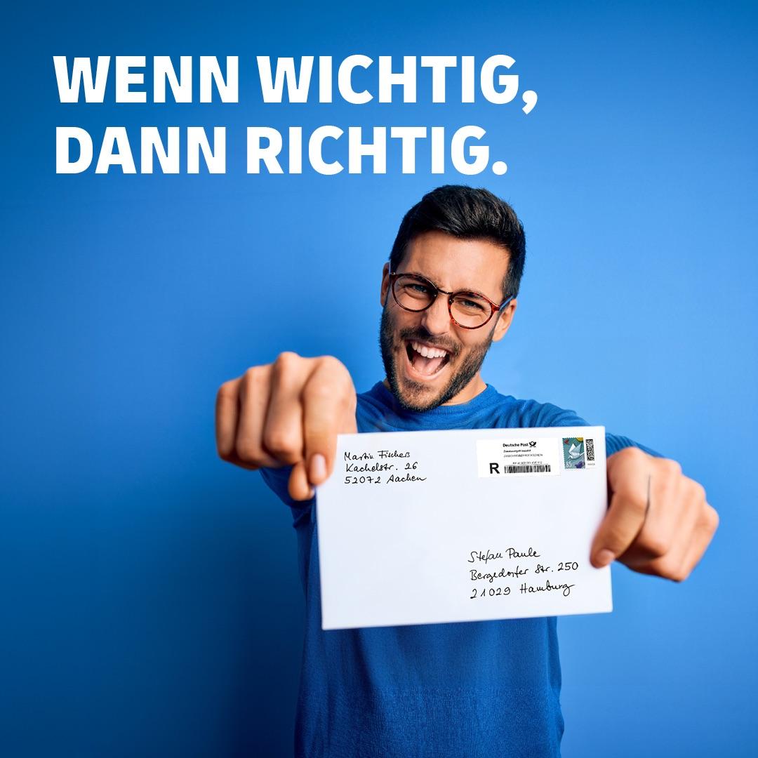 Fröhlicher Mann mit Brille und blauem Pullover hält einen Einschreibebrief in die Kamera. Hintergrund blau, Text: „WENN WICHTIG, DANN RICHTIG.“