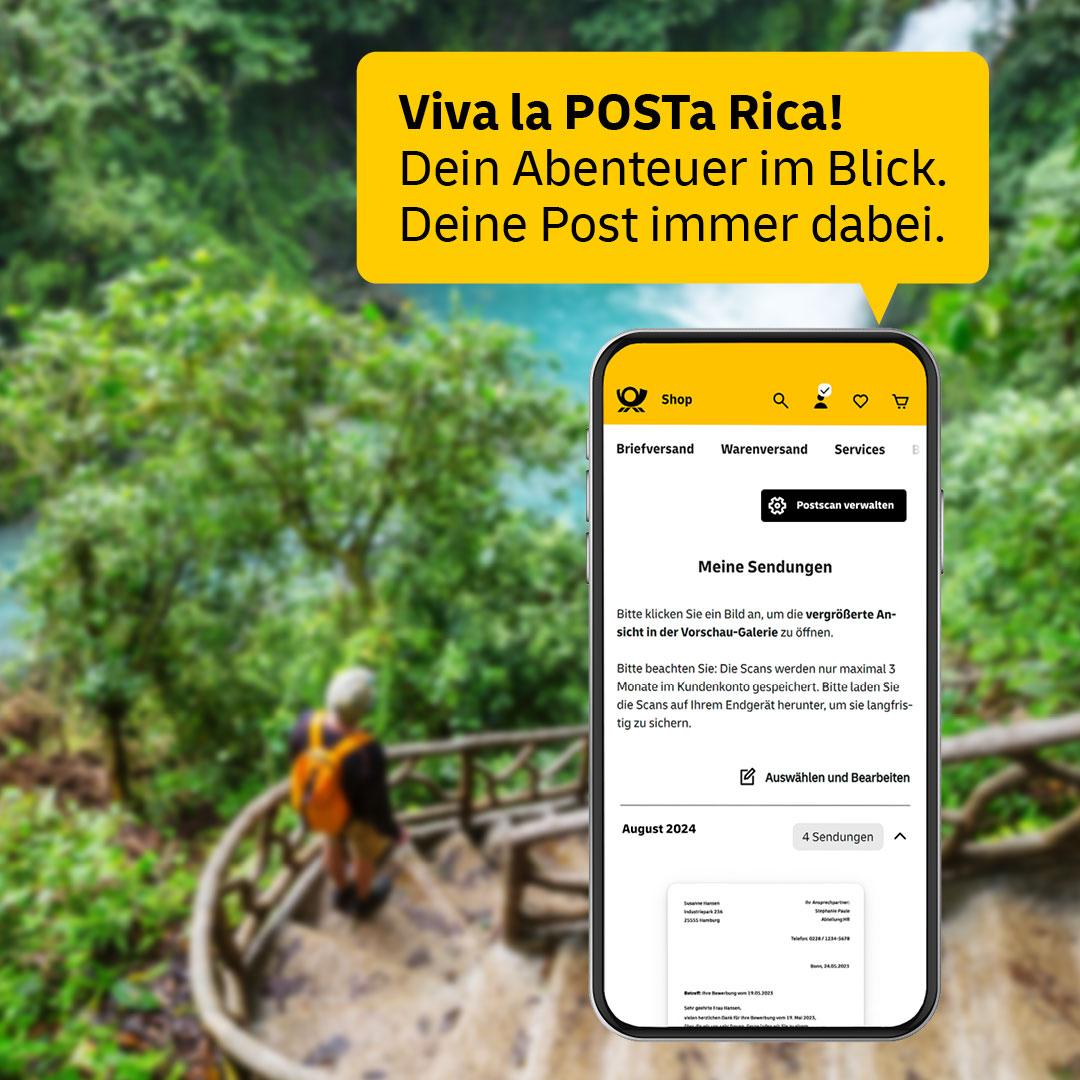 Smartphone mit POSTSCAN-App vor tropischer Urlaubskulisse mit Treppen und Grün. Text: „Viva la POSTa Rica! Dein Abenteuer im Blick. Deine Post immer dabei.“
