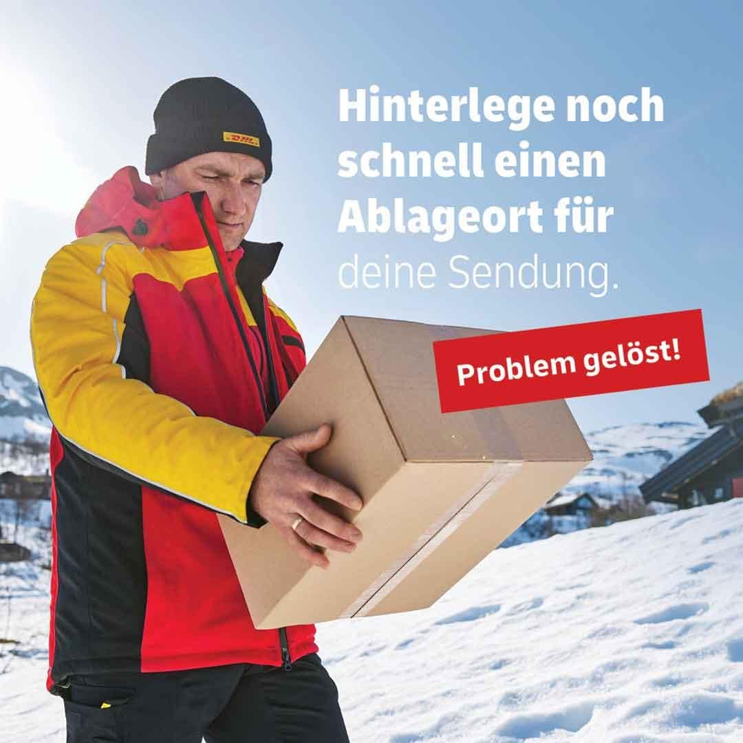 DHL-Zusteller in Winterkleidung stellt ein Paket an einem definierten Ablageort ab. Text empfiehlt, vorab einen Ablageort für Sendungen festzulegen.