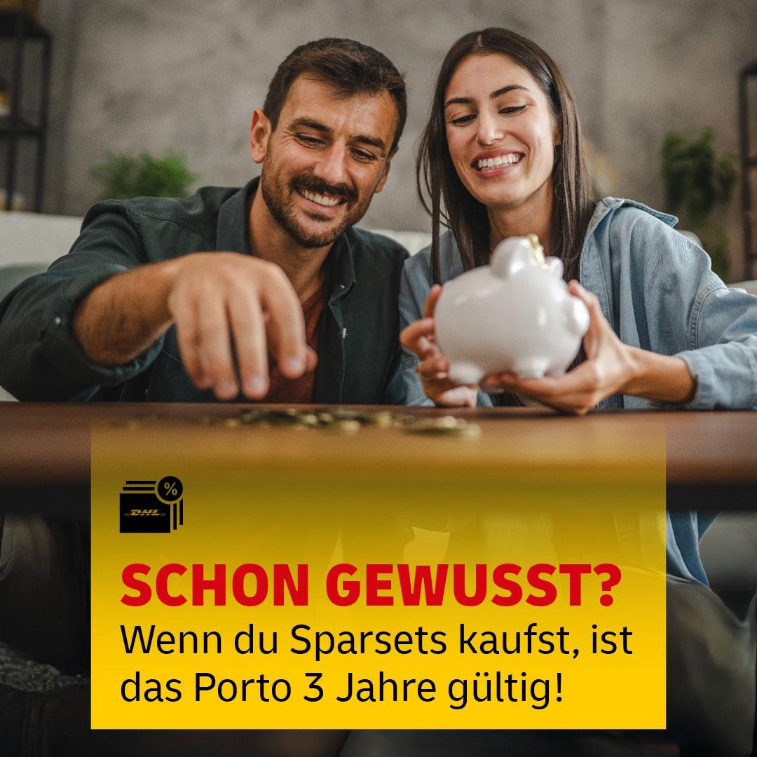 Lächelndes Paar sitzt am Tisch und wirft Münzen in ein weißes Sparschwein. Im Vordergrund ein gelber Infokasten mit Text: „Schon gewusst? Wenn du Sparsets kaufst, ist das Porto 3 Jahre gültig!“ Darüber ein Symbol mit Rabattzeichen und DHL-Logo.
