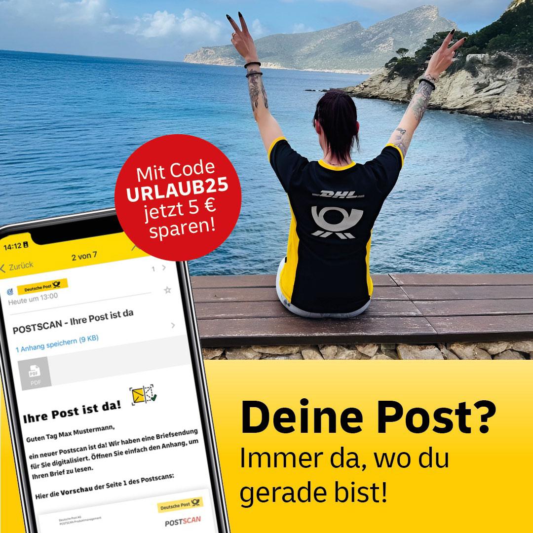 Eine DHL Mitarbeiterin sitzt am Ozean und reckt die Hände in die Luft, während sie mit beiden Händen ein Peace-Zeichen zeigt. Im unteren Bereich ist auf der Linken Seite ein Handy mit der Postscan-Webseite abgebildet, rechts daneben der Text "Deine Post? Immer da, wo du gerade bist!". Ein roter Kreis mittig links im Bild enthält den Text "Mit Code Urlaub25 jetzt 5 € sparen!"