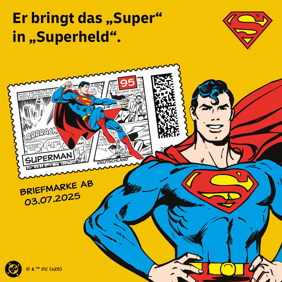 Illustration einer Werbegrafik der Deutschen Post zur neuen Superman-Briefmarke. Auf gelbem Hintergrund ist der Comic-Held Superman abgebildet, mit verschränkten Armen und rotem Umhang, daneben eine Briefmarke mit Comicpanel und der Aufschrift “SUPERMAN – DEUTSCHLAND – 95”. Darüber steht in schwarzer Schrift: „Er bringt das ‚Super‘ in ‚Superheld‘.“ Rechts oben ist das klassische Superman-Logo zu sehen. Unten links: „Briefmarke ab 03.07.2025“.