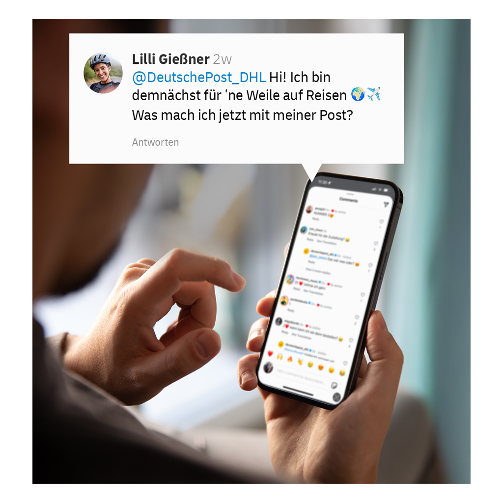 Person betrachtet ihr Smartphone. Auf dem Display ist eine Nachricht zu sehen, die sich auf Postempfang während einer Reise bezieht.
