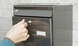 Bild eines abschliessbaren Briefkastens aus Metall.