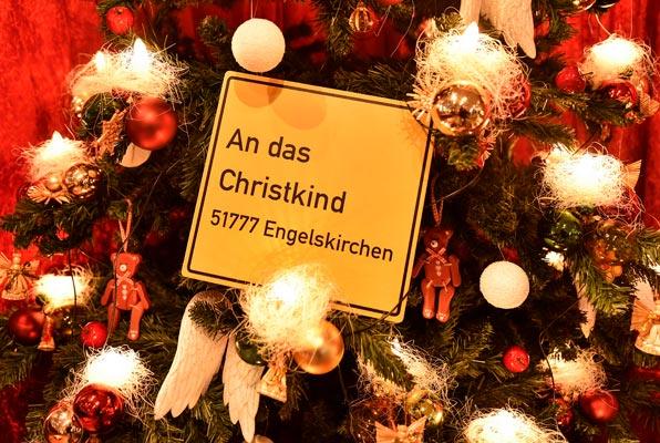 Adresse an das Christkind am Weihnachtsbaum